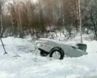 Автомобиль накрыло снежной лавиной в ВКО