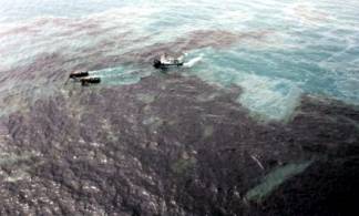 Сенаторы требуют усилить борьбу с загрязнением Каспийского моря нефтью