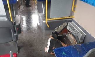 В Алматы крышка люка пробила днище автобуса и травмировала пассажирку