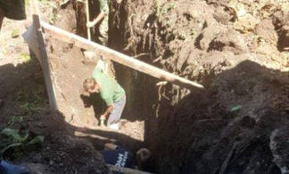 В ВКО спасатели помогли матери и сыну выбраться из траншеи, которую засыпало землей