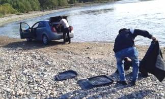 Полицейские запретили водителю мыть машину в реке