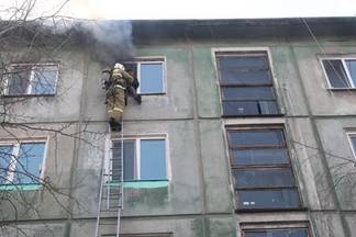 Пожарные Усть-Каменогорска спустили глухонемую женщину из окна пятого этажа во время пожара