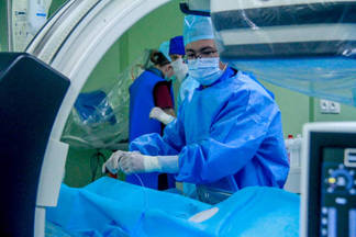 Две сложнейшие операции на печени провели в Восточном Казахстане хирурги из Шымкента под наблюдением доктора из Лондона