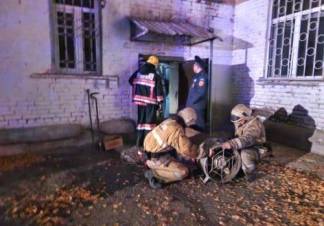53 жителя дома эвакуировали спасатели ВКО в результате загорания