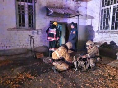 53 жителя дома эвакуировали спасатели ВКО в результате загорания