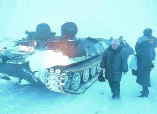 Танки пришли на помощь застрявшим в снежных заносах людям в ВКО