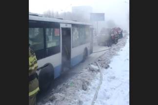 В Усть-Каменогорске на остановке загорелся автобус