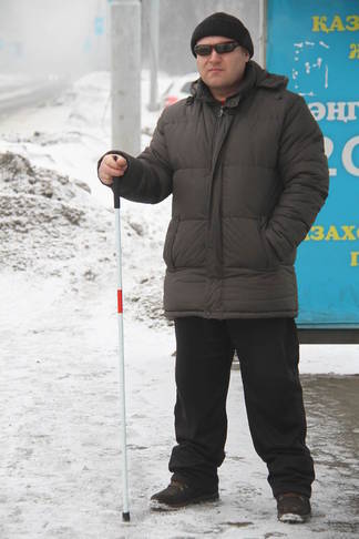 В Усть-Каменогорске незрячего мужчину пытались выгнать из автобуса