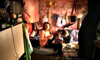 Семья с тремя детьми живёт на восьми квадратах в Караганде