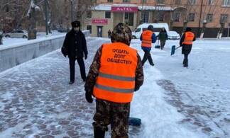 В Карагандинской области мужчина, не плативший 6 лет алименты, отрабатывает долг убирая улицы