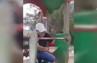 Двое парней бесплатно ремонтируют детские площадки в Актау