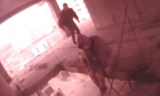В Усть-Каменогорске мужчина пытался спрыгнуть с пятого этажа с крюком на шее