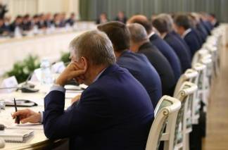 Самые высокие среднемесячные зарплаты в Казахстане получают госслужащие и руководители