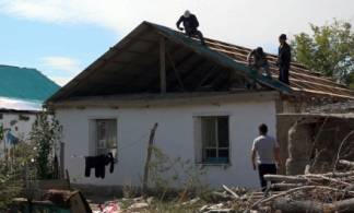 Ураган снёс крыши с десятков домов в Восточном Казахстане