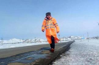 72-летний пенсионер решил обойти Казахстан пешком