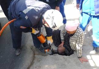 Женщина провалилась в яму на остановке в Шымкенте