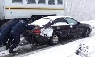 40 автомобилей оказались в снежных заносах на трассах ВКО