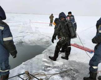 Авто провалилось под лёд: водолазы ищут тело погибшей на Бухтарминском водохранилище