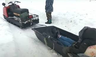 Жители ВКО показали, каких усилий стоит доставить человека в больницу из заметённого снегом села