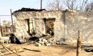 В сгоревшем доме в ЗКО нашли убитыми женщину и двух маленьких дочерей