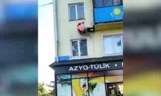 Женщина пыталась прыгнуть с балкона третьего этажа в Усть-Каменогорске