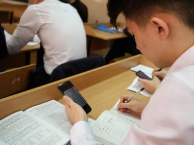 Запретить смартфоны школьникам предлагают в Казахстане