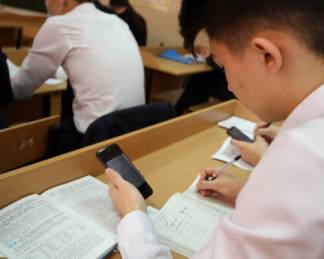 Запретить смартфоны школьникам предлагают в Казахстане