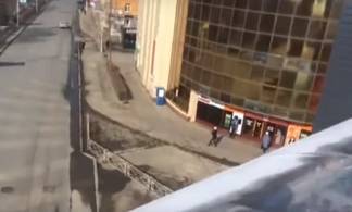Парень залез на крышу надземного перехода в Усть-Каменогорске, дело рассмотрят в суде