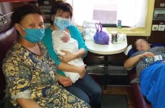 Врач на пенсии помогла женщине родить в поезде по пути в Нур-Султан