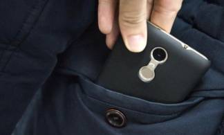 Житель Усть-Каменогорска похитил из кармана мужчины сотовый телефон