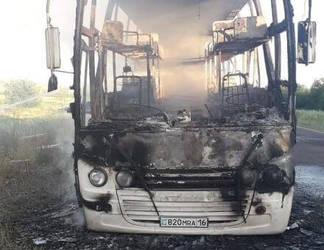 В ВКО сгорел автобус, который ехал на Алаколь