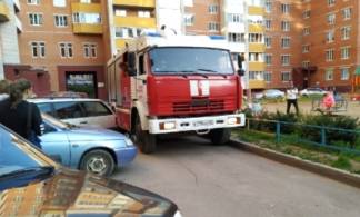 В Усть-Каменогорске припаркованные машины не оставляют проезда спецтехнике