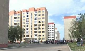 В Алматы жильцы накренившегося дома покидают свои квартиры