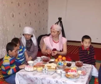 В Западно-Казахстанской области двое детей вынуждены жить затворниками из-за редкого заболевания