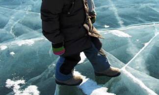 Трое детей провалились под лед на реке Сарыбулак