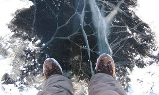 УЧС УК предупреждает: стало опасно выходить на лёд, так как он стал слишком тонким