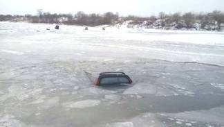 В Зыряновском районе автомобиль с рыбаками провалился под лед, один человек утонул