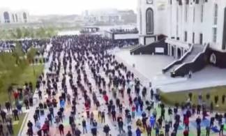 Тысячи мусульман прочли айт намаз под открытым небом в Нур-Султане