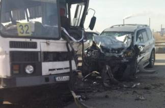 Полицейский на внедорожнике врезался в автобус с пассажирами в Усть-Каменогорске