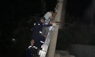 Спасатели помогли мужчине, который почти уснул на столбе освещения