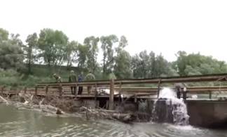 В Северном Казахстане затонул мост, соединяющий две деревни