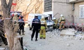 Обрушившийся балкон упал на автомобиль в Кокшетау