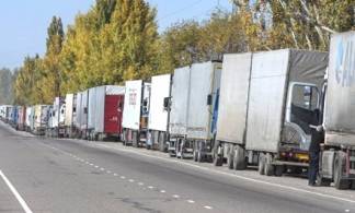 На границе Казахстана и Кыргызстана скопилось около 100 грузовиков