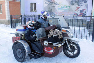 Андрей и Настя из Астаны отправились посмотреть Черное море на мотоцикле зимой