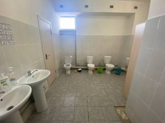 «Дружеский» школьный туалет без перегородок на «10 очков» возмутил казахстанцев