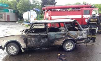 В ВКО на заправочной станции загорелся автомобиль, водителя госпитализировали в тяжелом состоянии