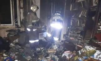Из-за пожара в квартире, где годами копился мусор, пожарные эвакуировали 28 человек