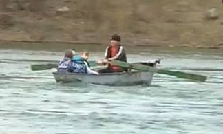 Школьники Усть-Каменогорска добираются до уроков на лодке