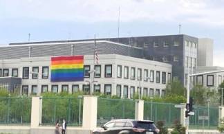 Флаг ЛГБТ появился на здании посольства США в Казахстане