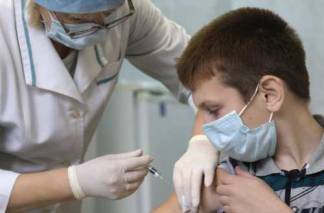 Около 100 подростков вакцинировали от ковида в ВКО